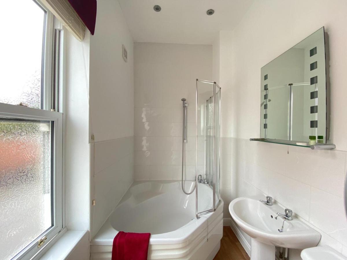 The Victoria Hotel Newcastle-under-Lyme Bagian luar foto